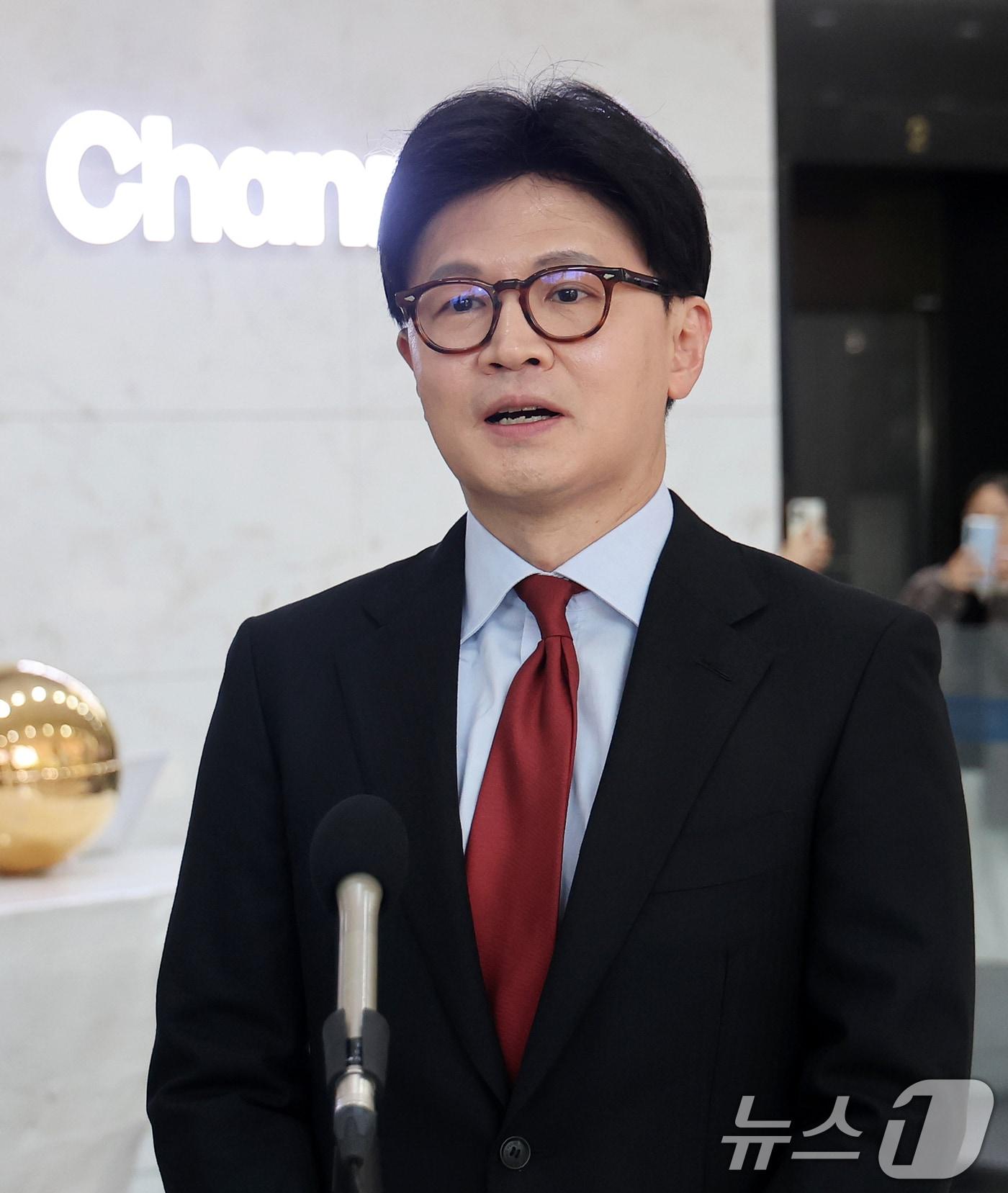 본문 이미지 - 한동훈 국민의힘 대선 경선 후보가 25일 오후 서울 종로구 동아미디어센터 1층 로비에서 홍준표 후보와 일대일 맞수 토론에 앞서 인터뷰를 하고 있다. 2025.4.25/뉴스1 ⓒ News1 국회사진취재단