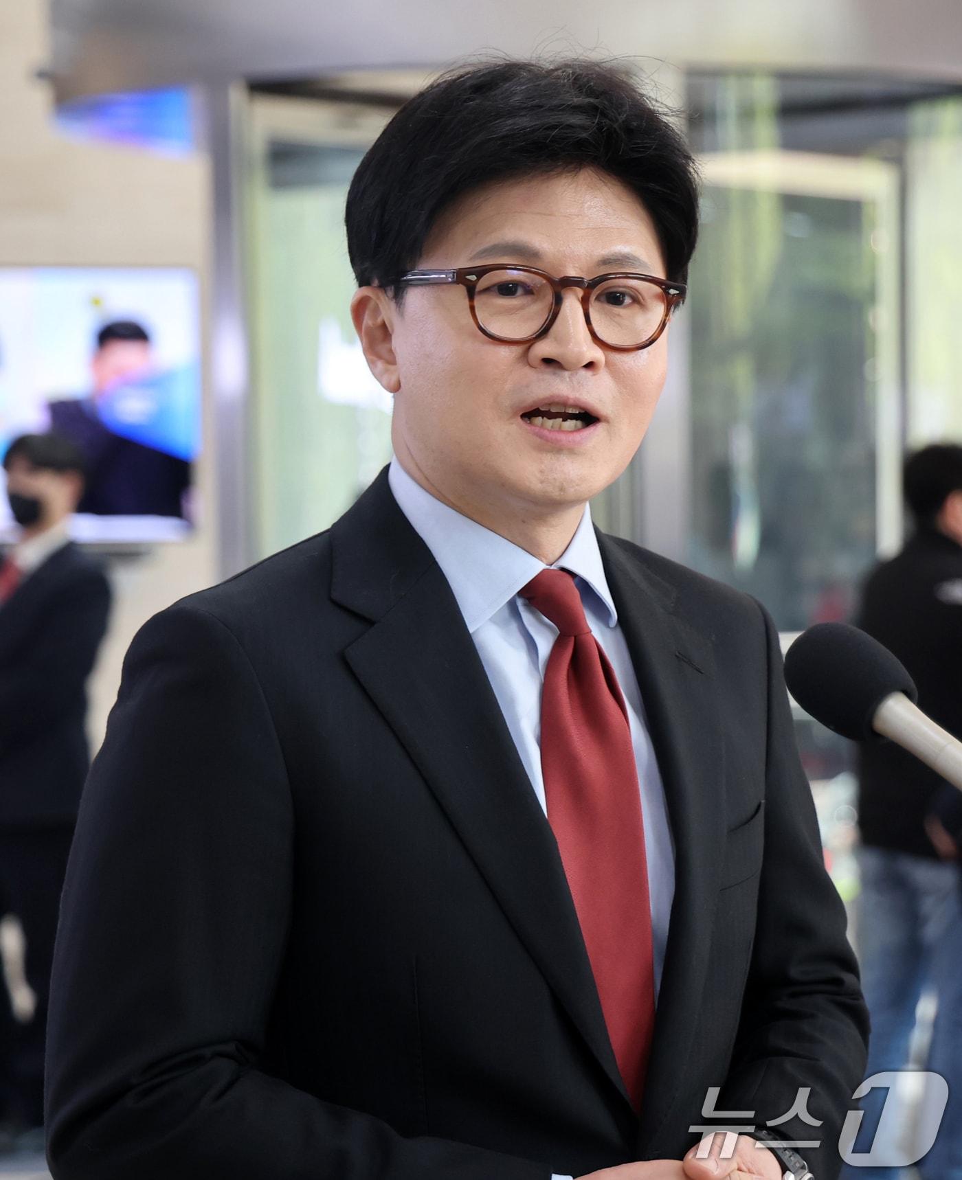 본문 이미지 - 한동훈 국민의힘 대선 경선 후보가 25일 오후 서울 종로구 동아미디어센터 1층 로비에서 홍준표 후보와 일대일 맞수 토론에 앞서 인터뷰를 하고 있다. 2025.4.25/뉴스1 ⓒ News1 국회사진취재단