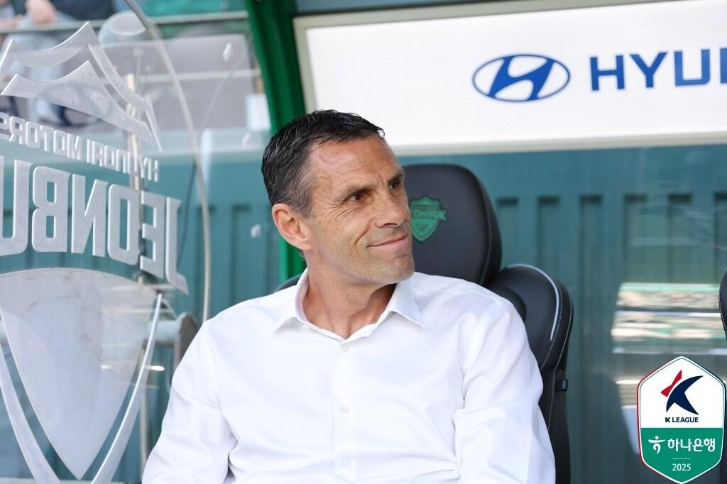 본문 이미지 - EPL 출신 지도자 거스 포옛 감독과 함께 명가 전북현대가 조금씩 부활하고 있다. (한국프로축구연맹 제공)