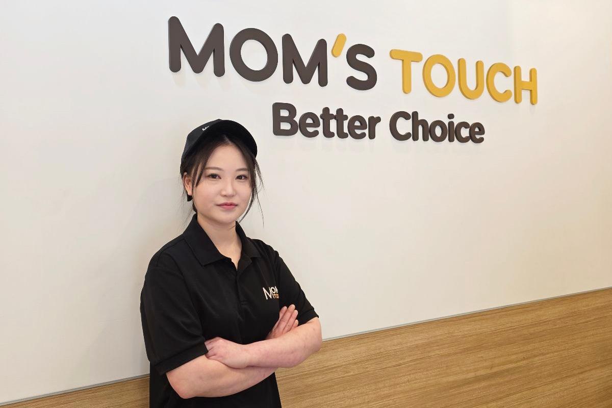 본문 이미지 -  맘스터치 목동점 이서영 점주가 지난 23일 매장이서 포즈를 취하는 모습.