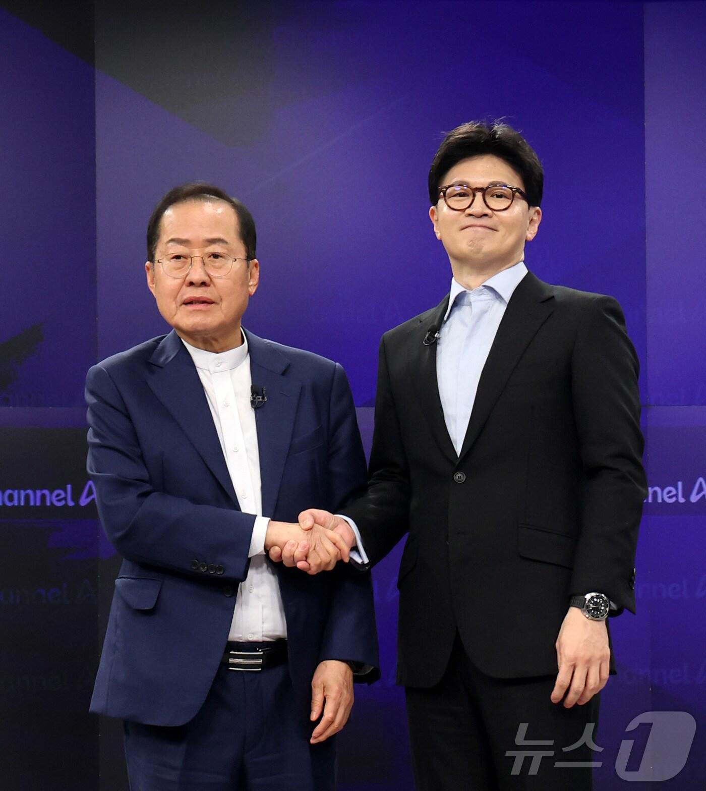 본문 이미지 - 홍준표(왼쪽), 한동훈 국민의힘 대선 경선 후보가 지난 4월 25일 오후 서울 종로구 동아미디어센터 채널A 오픈스튜디오에서 열린 일대일 맞수 토론에 앞서 기념촬영을 하고 있다. 2025.4.25/뉴스1 ⓒ News1 국회사진취재단