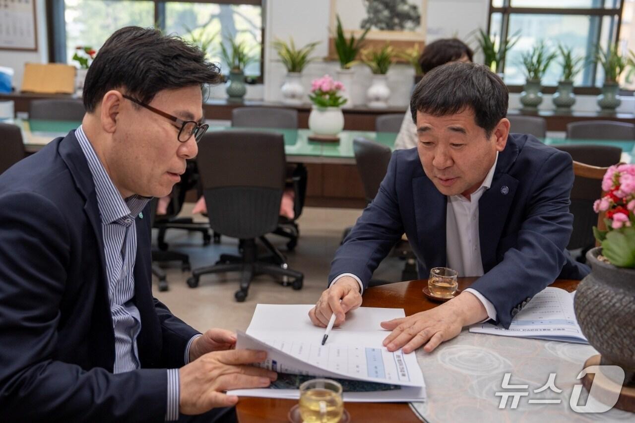 본문 이미지 - 이재영 충북 증평군수가 25일 충북도청 이동옥 행정부지사를 찾아 증평군의 주요 현안 사업을 설명하고 적극적인 관심과 지원을 건의하고 있다.(증평군 제공)/뉴스1