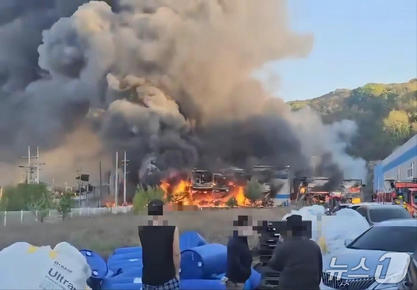 천안시 풍세 산업단지의 한 공장에서 불이 났다. (독자제공)