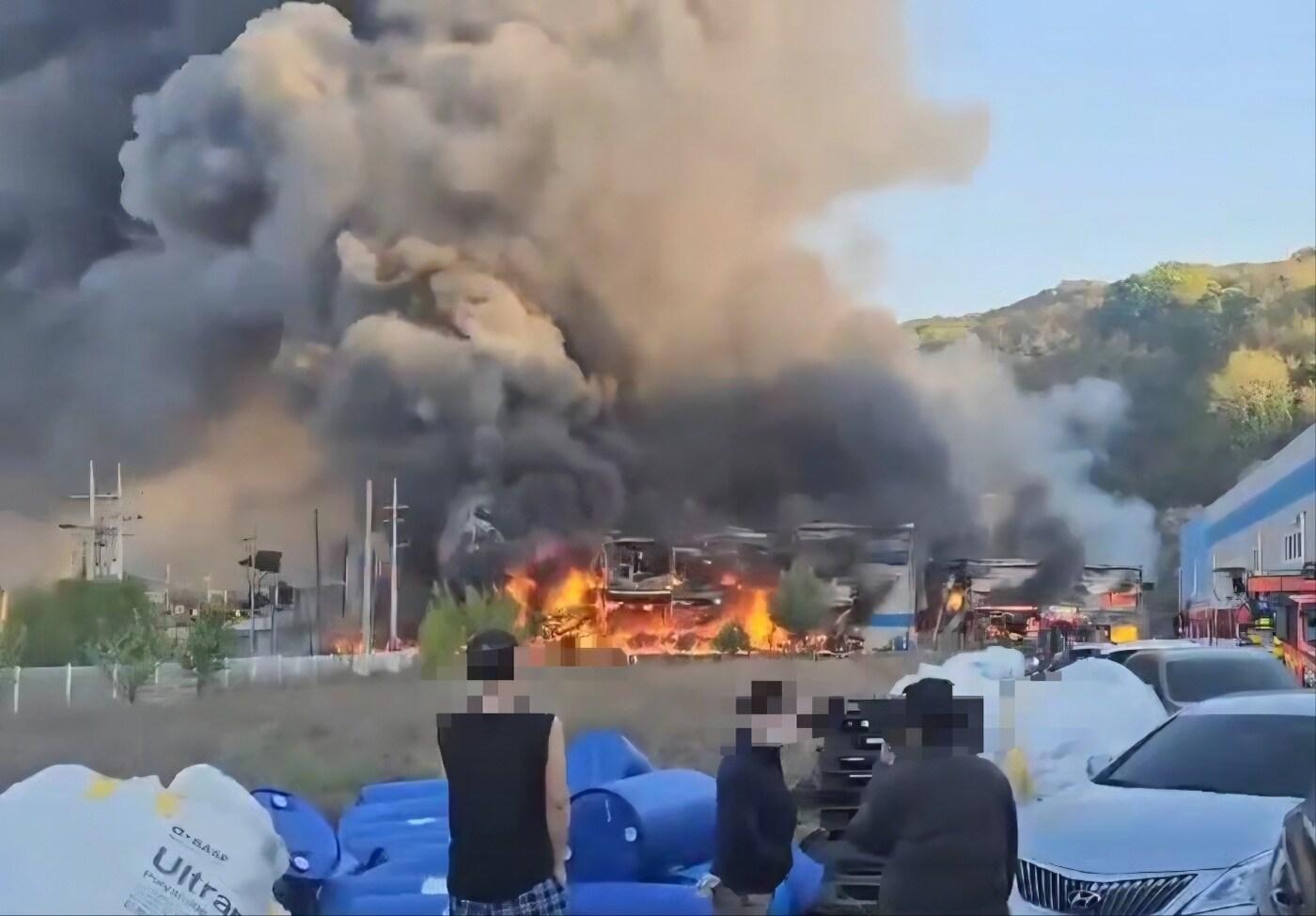 25일 천안풍세산업단지의 한 화장품 원료 제조공장에서 불이 났다.&#40;독자 제공&#41;