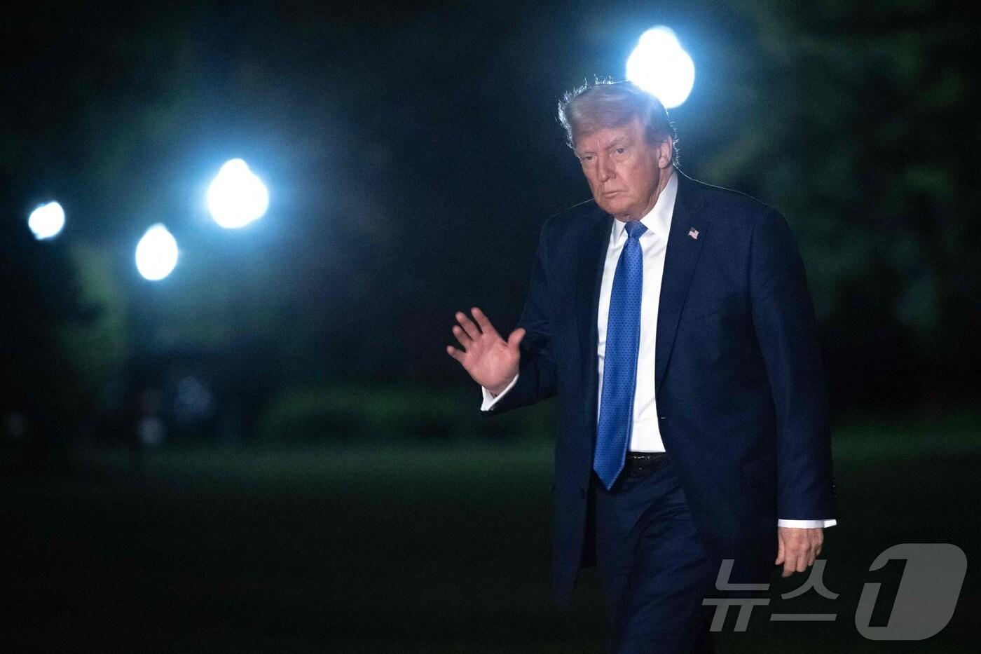 도널드 트럼프 미국 대통령이 버지니아주 클럽에서 열린 만찬에 참석하고 돌아와 워싱턴 DC 백악관 남쪽 잔디밭에 도착해 손을 흔들고 있다. 2025.4.24 ⓒ AFP=뉴스1