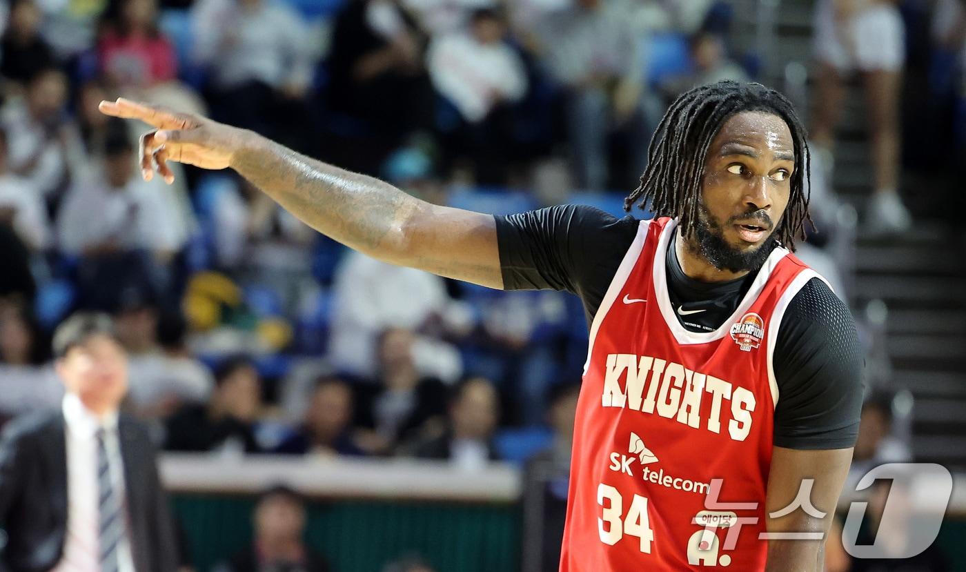 25일 오후 서울 송파구 잠실학생체육관에서 열린 2024-2025 프로농구 4강 플레이오프 2차전 서울 SK 나이츠와 수원 KT 소닉붐의 경기 4쿼터 SK 워니가 3점슛을 성공시킨 뒤 세리머니를 하고 있다. 2025.4.25/뉴스1 ⓒ News1 이동해 기자