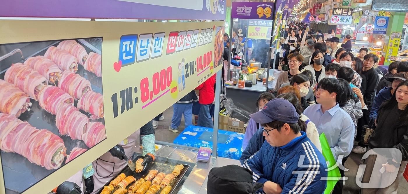본문 이미지 - 25일 구미 새마을 중앙시장에서 개장한 '달달한 낭만 야시장' 에 시민들로 붐비고 있다. 2025.4.25 ⓒ 뉴스1 정우용 기자