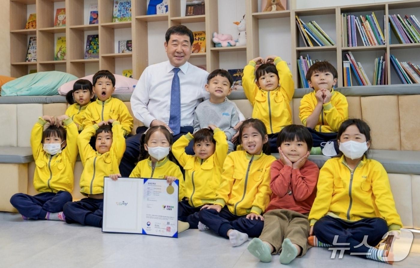 이재영 충북 증평군수가 아동돌봄공간 브랜드 '행복돌봄나눔터' 특허청 상표 등록을 기념해 어린이들과 기념촬영을 하고 있다.(증평군 제공, 재판매 및 DB)금지/뉴스1