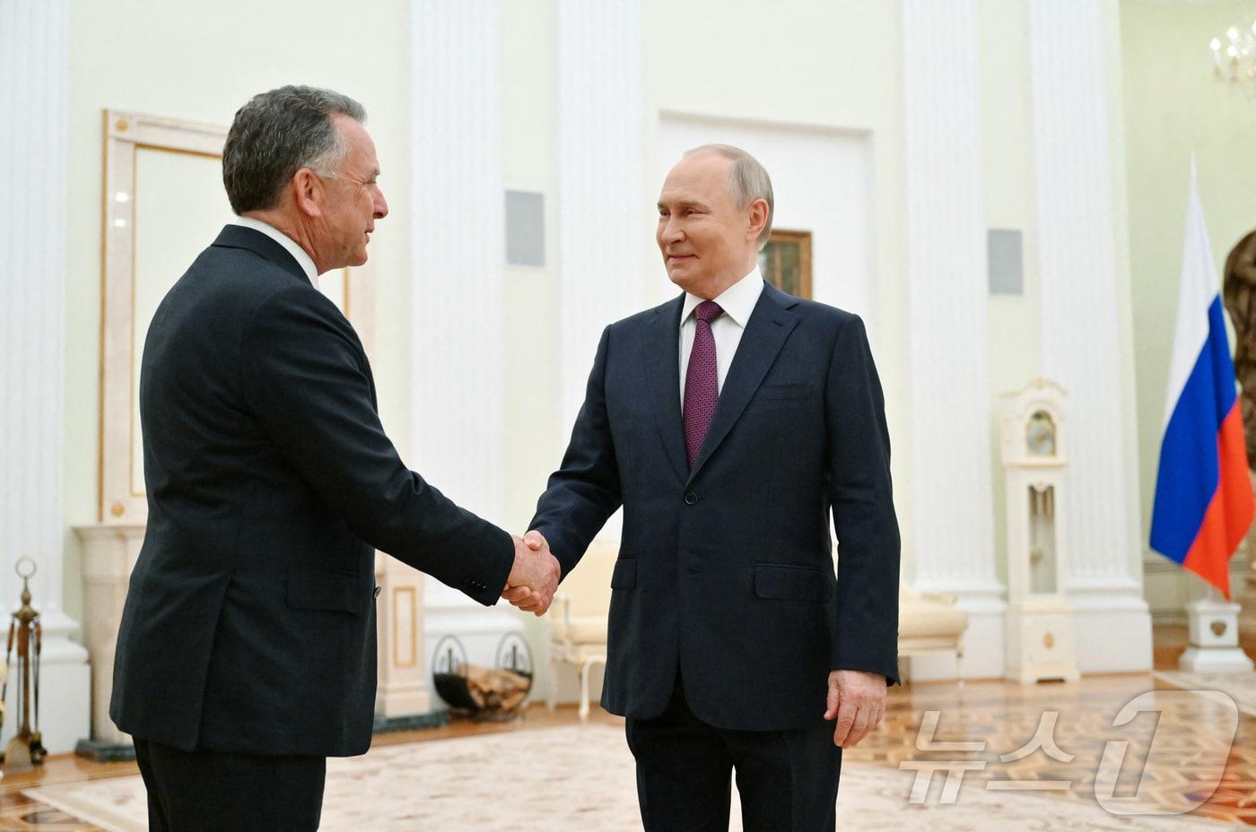 블라디미르 푸틴 러시아 대통령이 25일&#40;현지시간&#41; 러시아 모스크바 크렘린궁에서 도널드 트럼프 미국 대통령의 특사인 스티브 위트코프와 만나 악수하고 있다. ⓒ 로이터=뉴스1 ⓒ News1 류정민 특파원