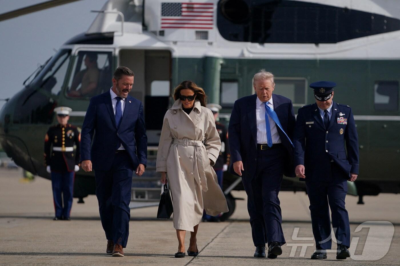 도널드 트럼프 미국 대통령과 영부인 멜라니아 미국 메릴랜드주 앤드류스 합동 기지에서 프란치스코 교황의 장례식에 참석 차 이탈리아 로마로 출발하기 위해 대통령 전용 헬기 마린원에서 에어포스원&#40;미 대통령 전용기&#41;으로 걸어가고 있다. ⓒ 로이터=뉴스1 ⓒ News1 류정민 특파원