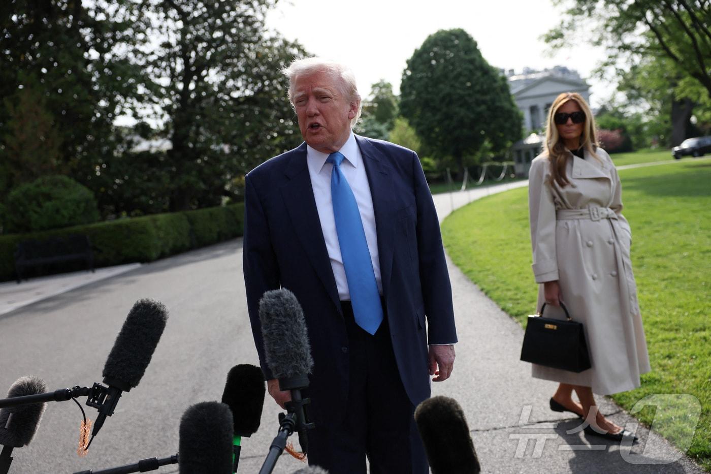 도널드 트럼프 미국 대통령이 25일(현지시간) 미국 워싱턴DC 백악관에서 영부인 멜라니아와 함께 프란치스코 교황의 장례식에 참석하기 위해 이탈리아 로마로 출발하기 전 기자들의 질문에 답하고 있다. ⓒ 로이터=뉴스1 ⓒ News1 류정민 특파원