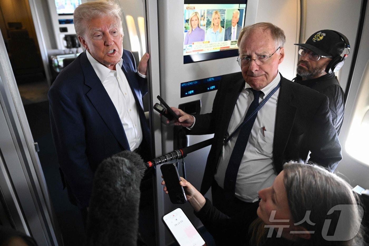 도널드 트럼프 미국 대통령이 25일&#40;현지시간&#41; 프란치스코 교황 장례식 참석을 위해 이탈리아 로마로 향하는 전용기 내에서 취재진과 만나 &#34;중국이 개방을 하지 않으면 관세를 철회하지 않을 것＂이라고 말하고 있다. 2025.04.26 ⓒ AFP=뉴스1 ⓒ News1 우동명 기자