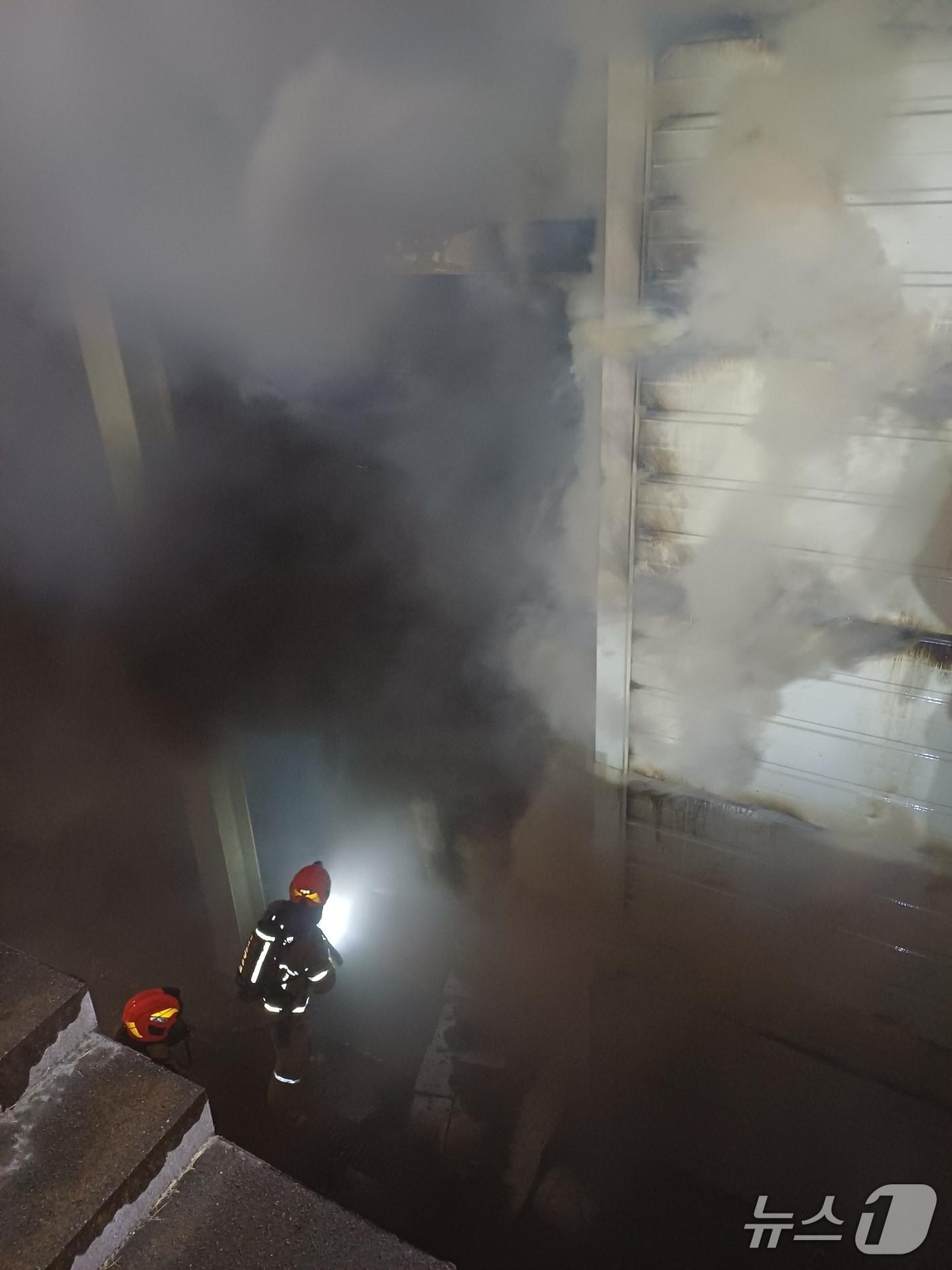 본문 이미지 - 진천 식품 제조 공장 화재&#40;진천소방서 제공. 재판매 및 DB금지&#41; 