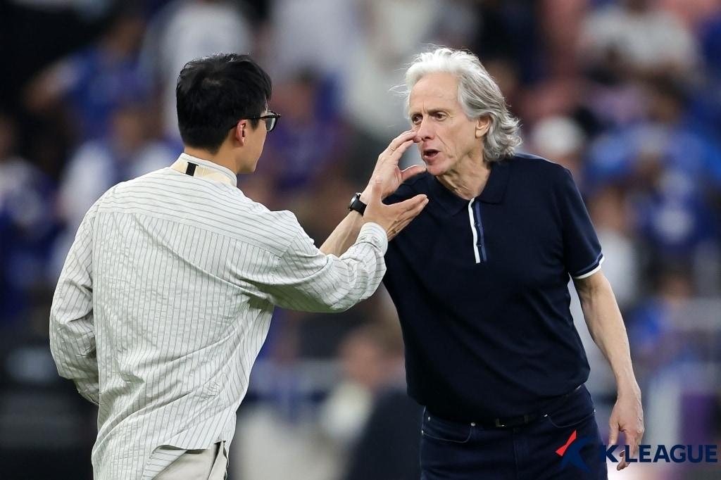 본문 이미지 - 이정효 광주 감독의 악수를 거부하며 도발하는 제주스 감독&#40;한국프로축구연맹 제공&#41; 