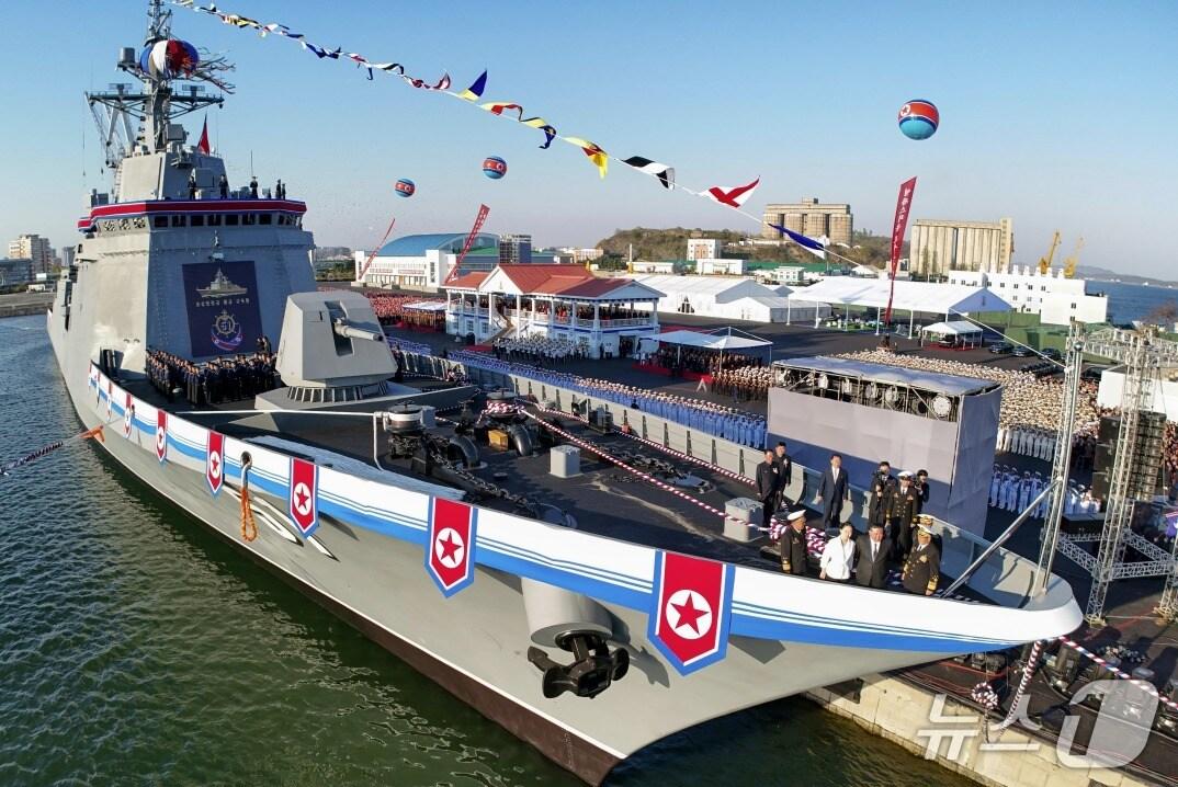 본문 이미지 - &#40;평양 노동신문=뉴스1&#41; =북한 노동당 기관지 노동신문은 25일 &#34;김정은 동지를 모시고 새로 건조한 구축함 진수 기념식이 조선혁명의 첫무장력의 창건일인 뜻깊은 지난 25일 남포조선소에서 성대히 진행됐다&#34;라고 보도했다.[국내에서만 사용가능. 재배포 금지. DB 금지. For Use Only in the Republic of Korea. Redistribution Prohibited] rodongphoto@news1.kr