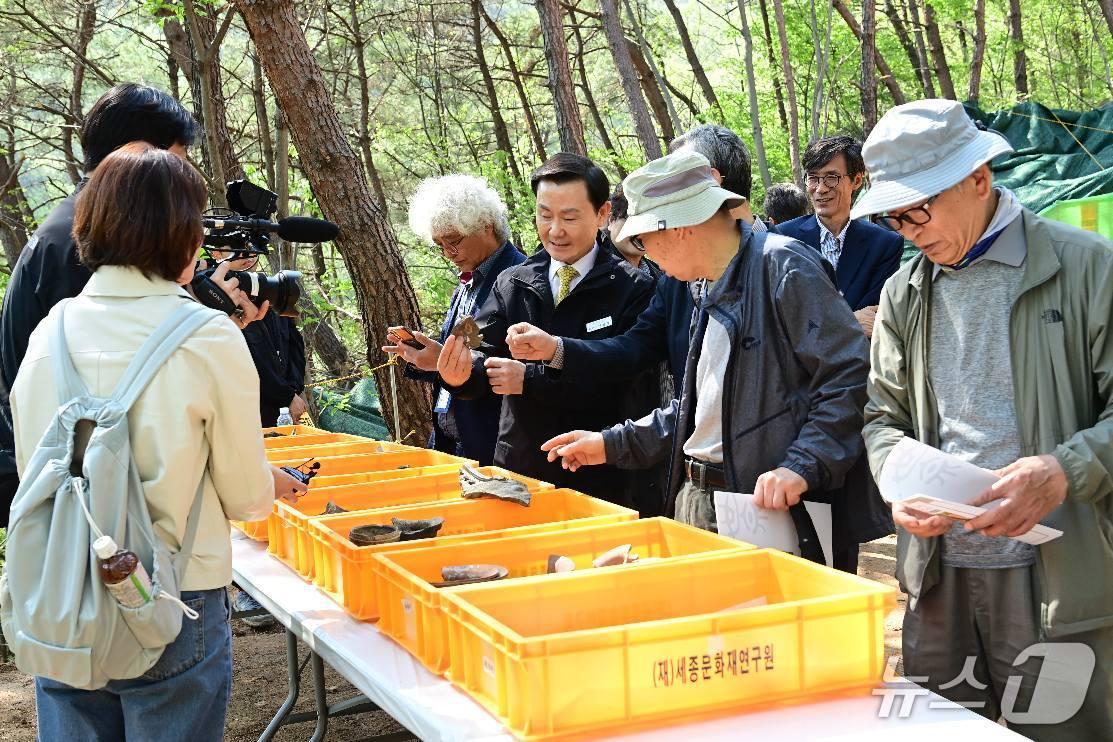 본문 이미지 - 고령 합가리 토기가마 발굴 토기를 이남철 고령군수가 살펴보고 있다. (고령군 제공. 재판매 및 DB금지) 2025.4.26/뉴스1