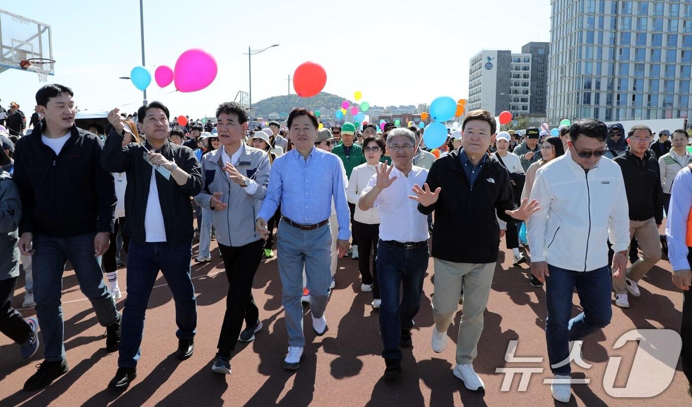 26일 오전 제주시 탑동광장에서 제주도가 주최하는 '차없는 거리 걷기' 행사가 열리고 있다. 참가자들은 차량이 통제된 원도심 일대(탑동~서문로터리~관덕정~탐라문화광장) 3.5㎞ 구간을 걸었다.2025.4.26/뉴스1 ⓒ News1 고동명 기자