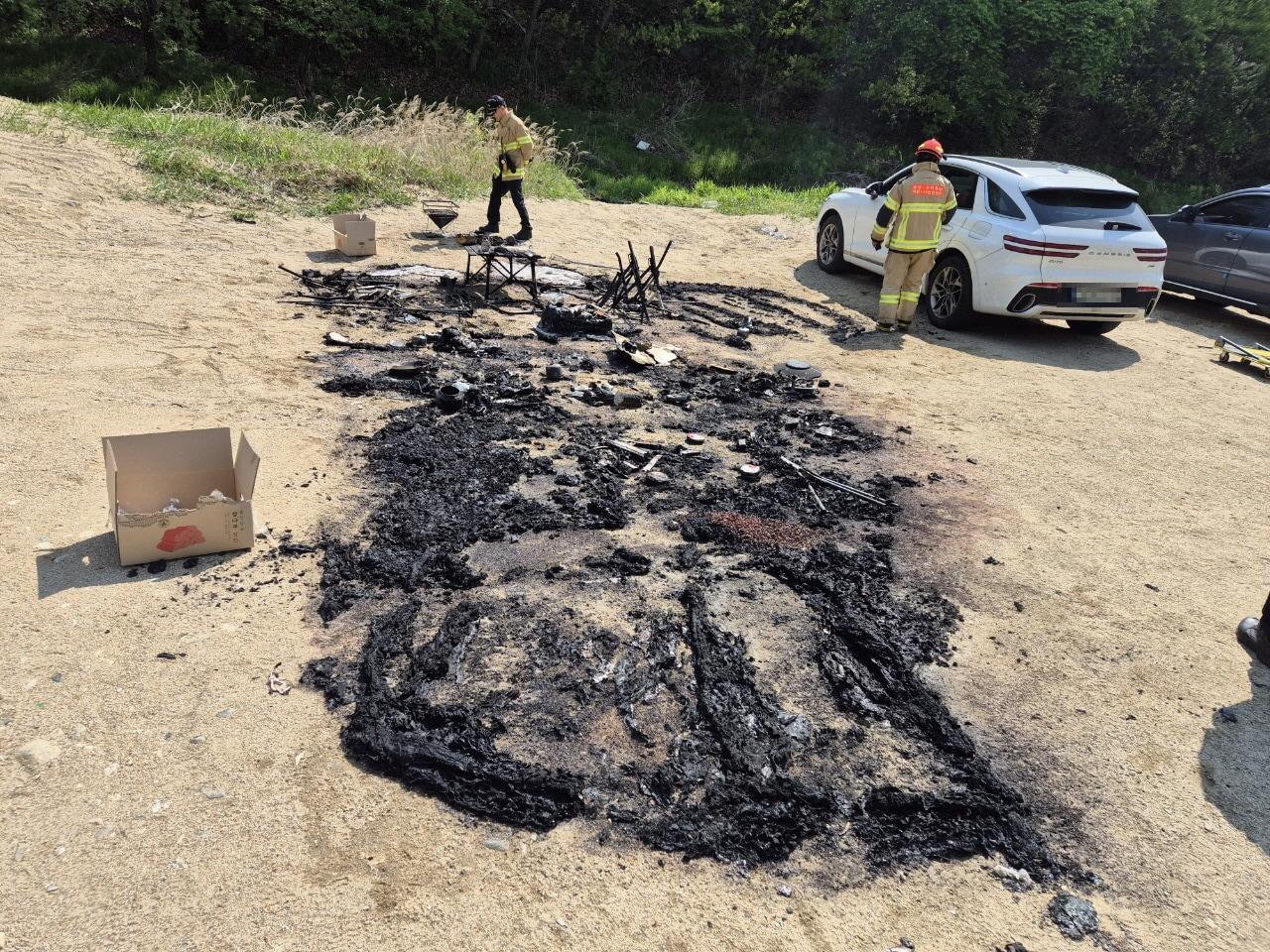 본문 이미지 - 천안 야영장서 캠핑 중 불이 난 텐트.(천안동남소방서 제공. 재판매 및 DB금지)/뉴스1