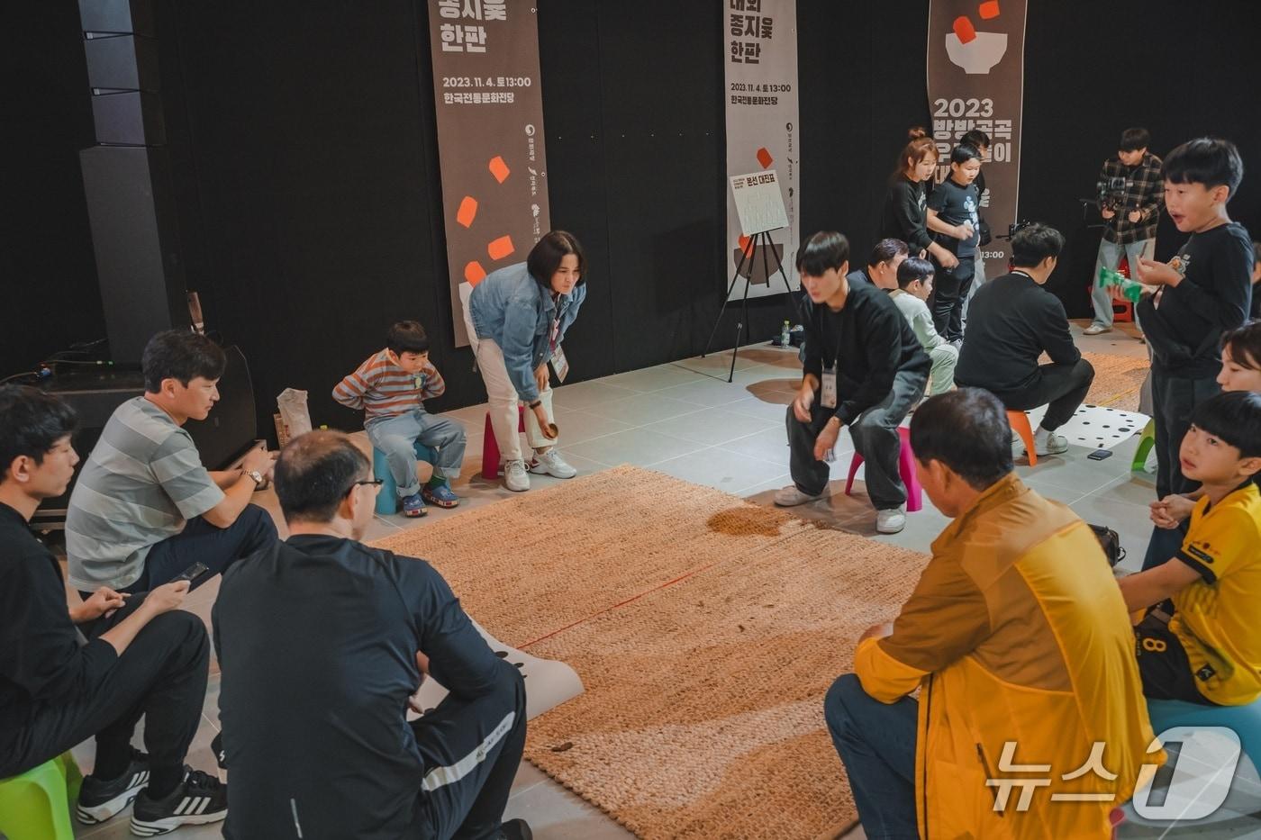 윷놀이 체험에 나선 시민들.&#40;전주문화재단 제공. 재판매 및 DB금지&#41;