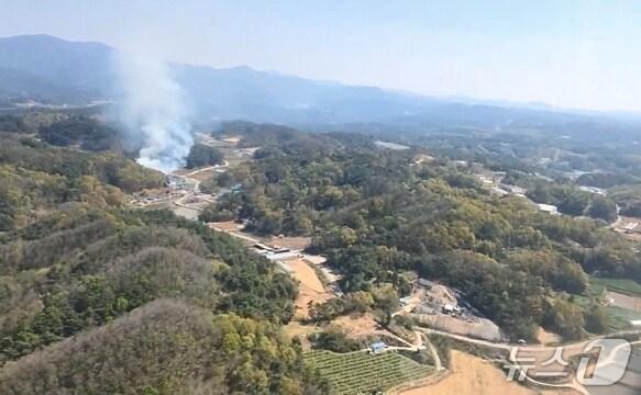 본문 이미지 - 26일 오후 경북 봉화군 봉화읍 거촌리 야산에서 불이 나 38분여만에 진화됐다.(산림청 제공. 재판매 및 DB금지) 2025.4.26/뉴스1