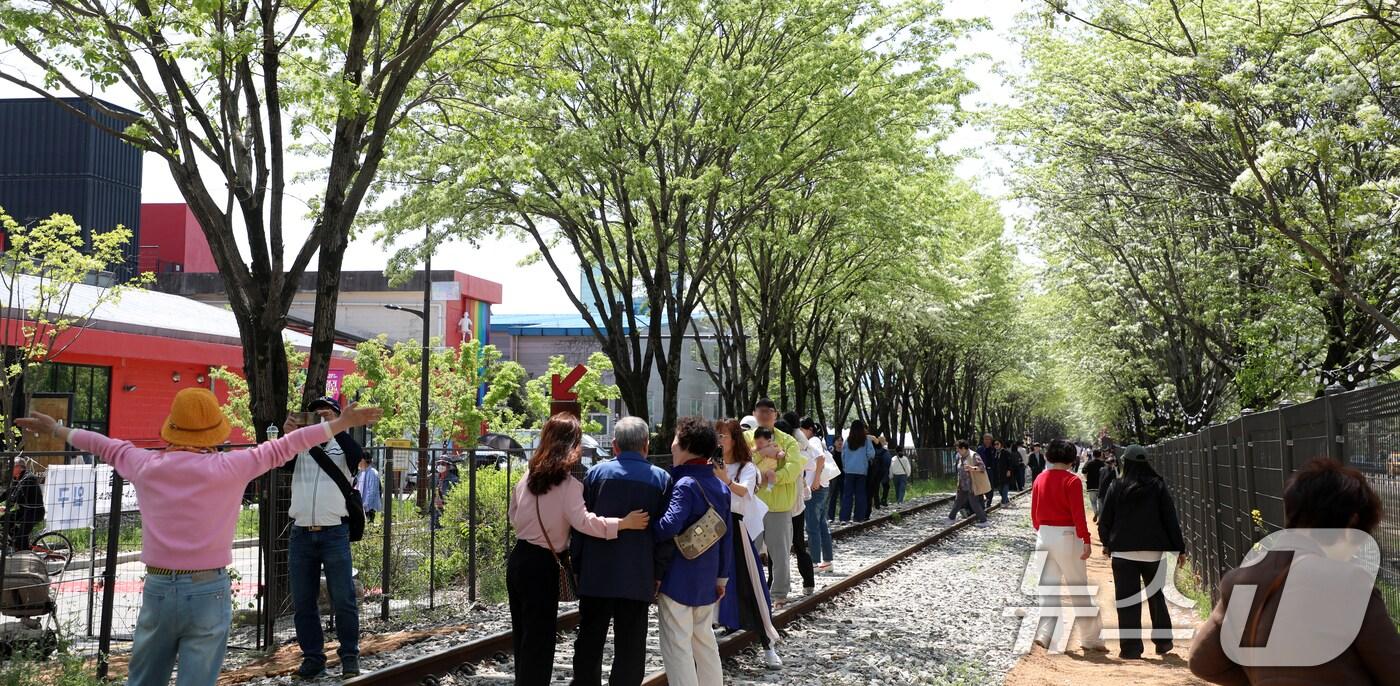 26일 전북자치도 전주시 팔복동 철길이 '2025 전주 이팝나무 축제'를 찾은 시민들과 관광객들로 북적이고 있다. 2025.4.26/뉴스1 ⓒ News1 유경석 기자