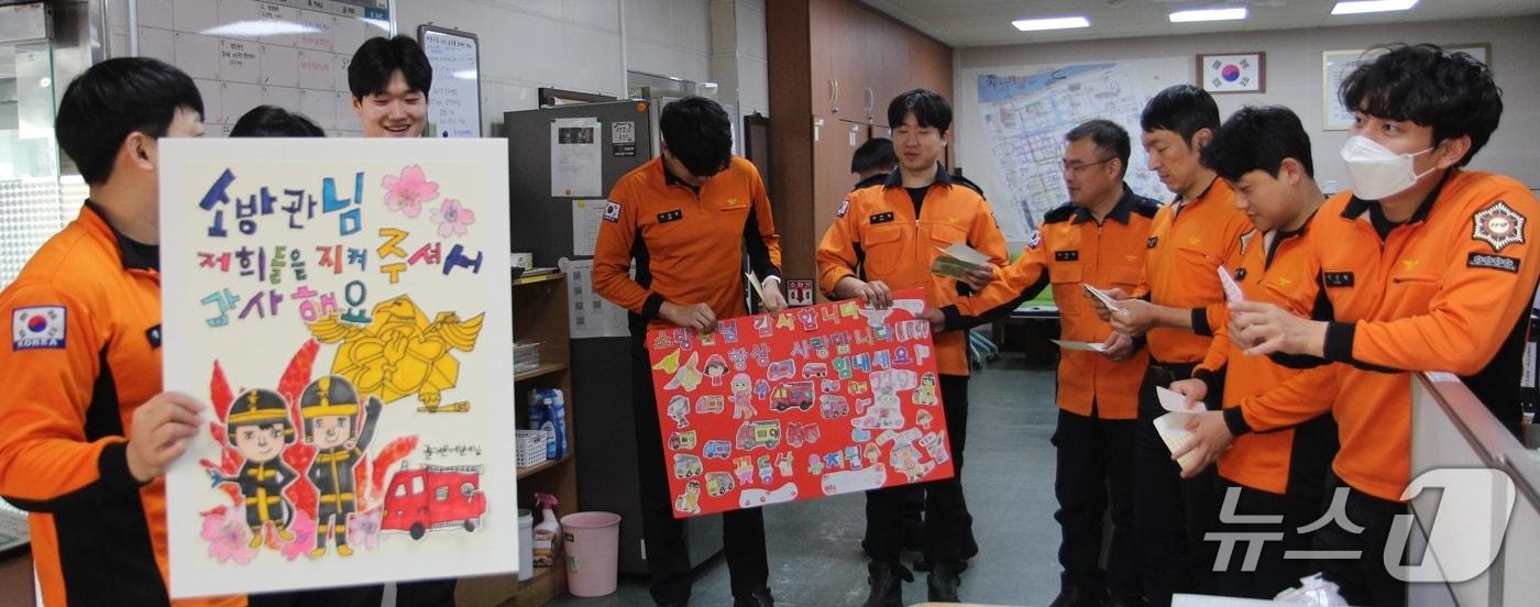 경북 포항지역 어린이들이 소방관들에게 감사의 편지와 그림을 보내왔다.(포항북부소방서 제공. 재판매 및 DB금지)/뉴스1