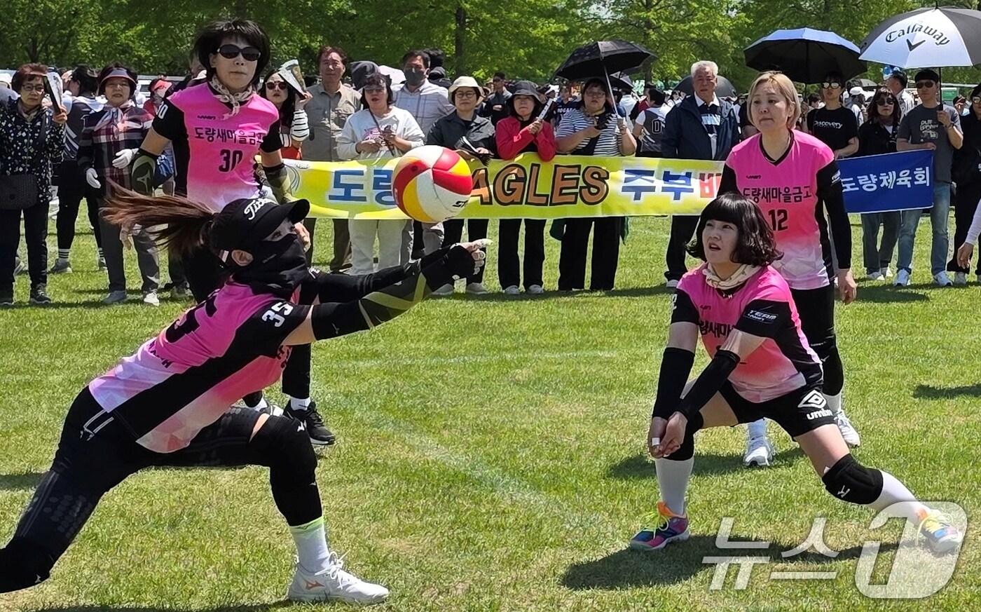 26일 구미 낙동강체육공원에서 열린 LG여성배구대회에 참가한 구미 읍면동지역 대표선수들이 경기를 하고 있다.2025.4.26/뉴스1 ⓒ News1 정우용 기자