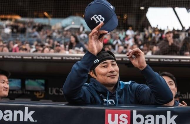 본문 이미지 - 김하성이 26일(한국시간) 열린 샌디에이고 파드리스와의 원정 경기에 동행했다. (샌디에이고 SNS 캡처)