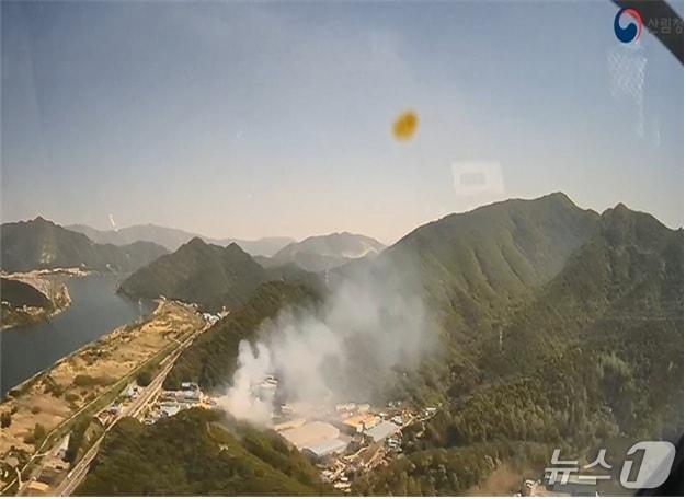 본문 이미지 - 헬기에서 내려본 26일 경남 김해 산불 현장.(산림청 제공. 재판매 및 DB 금지)