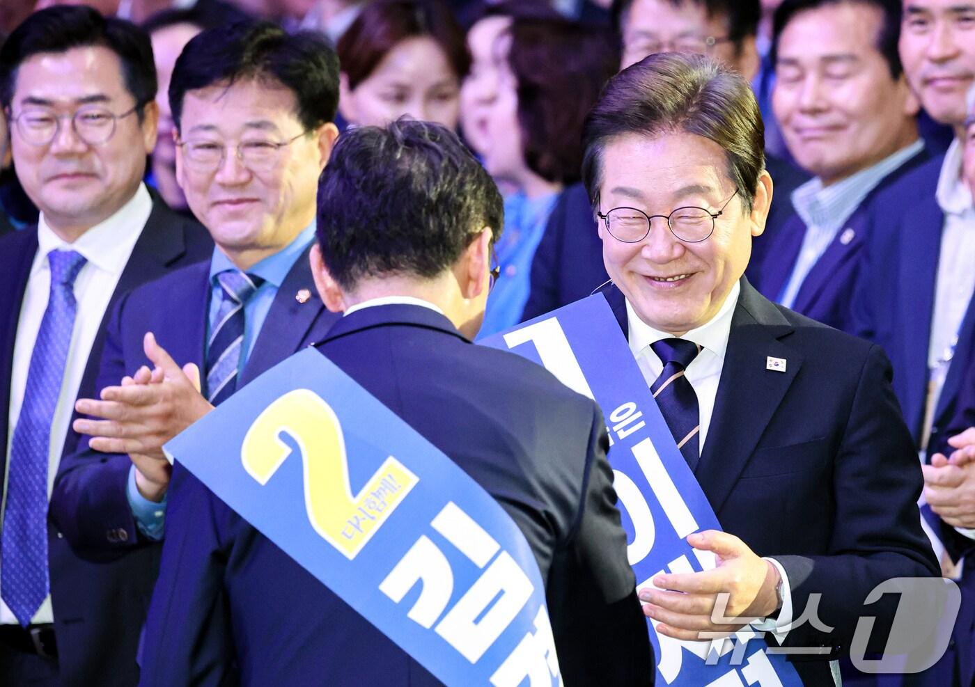 이재명 더불어민주당 대선 경선 후보가 26일 호남권 합동연설회가 열리는 26일 광주 서구 김대중컨벤션센터에서 김경수 후보와 악수하고 있다. 2025.4.26/뉴스1 ⓒ News1 김태성 기자