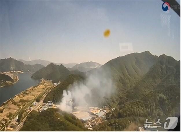 본문 이미지 - 헬기에서 내려본 26일 경남 김해 산불 현장.&#40;산림청 제공. 재판매 및 DB 금지&#41;