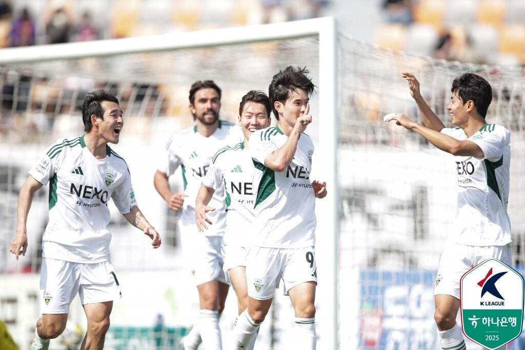 본문 이미지 - 전북이 수원FC를 2-1로 꺾었다.(한국프로축구연맹 제공)