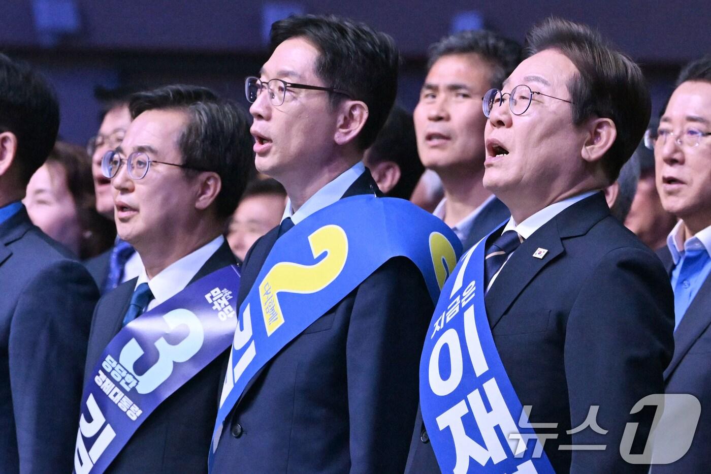 26일 오후 광주 서구 김대중컨벤션센터에서 열린 더불어민주당 21대 대통령선거 후보자 선출을 위한 호남권 합동연설회에서 김동연(왼쪽부터), 김경수, 이재명 경선 후보가 애국가를 부르고 있다. 2025.4.26/뉴스1 ⓒ News1 김태성 기자