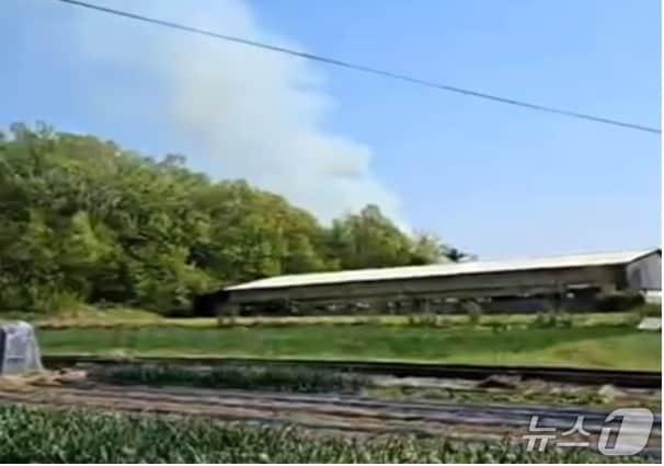 본문 이미지 - 26일 오후 3시 36분쯤 경북 포항시 북구 신광면 만석리 야산에서 산불이 발생했다.(산림청 제공. 재판매 및 DB금지)/뉴스1