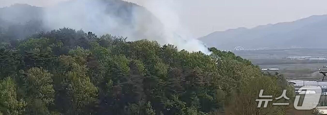 본문 이미지 - 26일 오후 3시 15분쯤 경북 경주시 강동면 다산리 야산에서 산불이 발생했다.(산림청 제공. 재판매 및 DB금지)/뉴스1