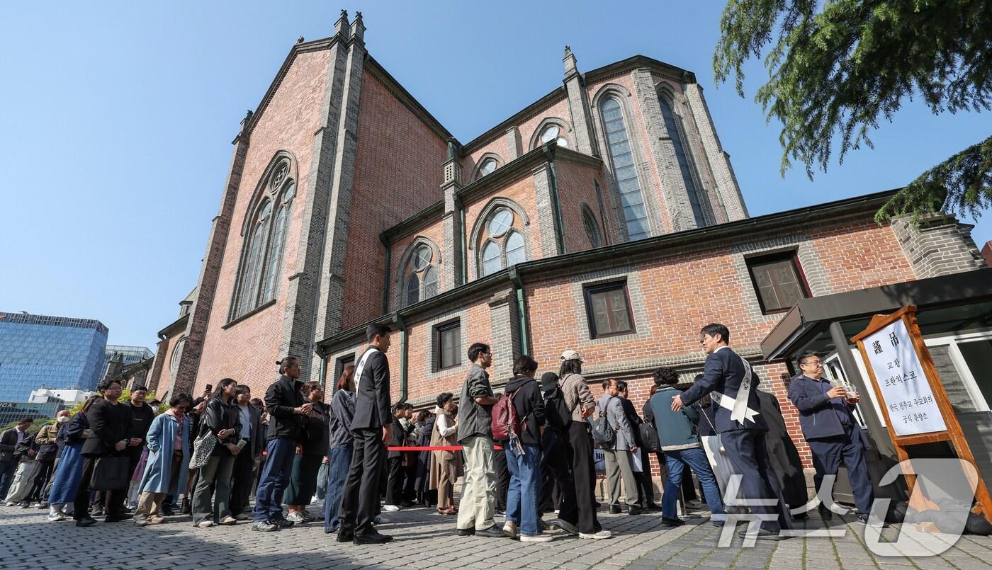 프란치스코 교황의 장례 미사가 엄수되는 26일 오후 서울 중구 명동대성당 지하성당에 마련된 분향소 앞으로 시민들의 추모 발걸음이 이어지고 있다. 2025.4.26/뉴스1 ⓒ News1 민경석 기자