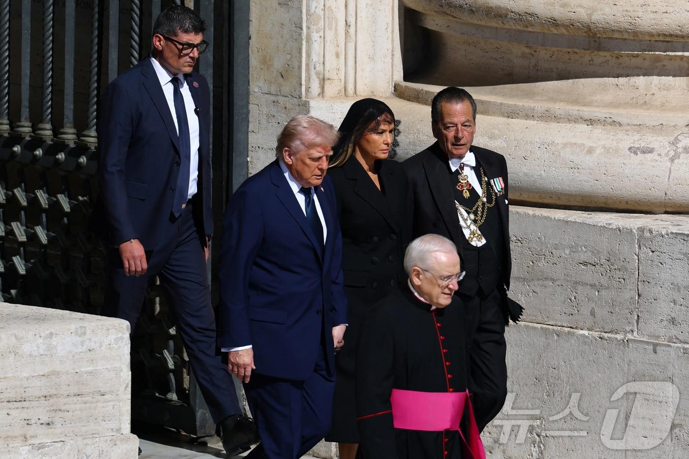 도널드 트럼프 미국 대통령과 영부인 멜라니아 여사가 26일(현지시간) 프란치스코 교황의 장례 미사 참석을 위해 바티칸에 도착했다. 2025.04.26. ⓒ 로이터=뉴스1 ⓒ News1 이지예 객원기자