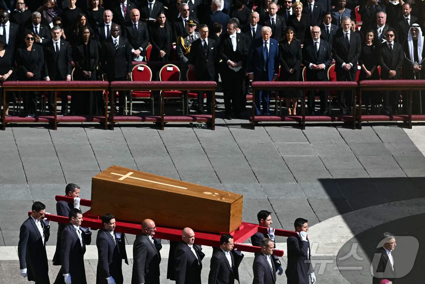 도널드 트럼프 미국 대통령 등 세계 정상들이 26일&#40;현지시간&#41; 바티칸 성 베드로 광장에서 열린 프란치스코 교황의 장례 미사에서 운구를 지켜보고 있다. 2025.04.26. ⓒ AFP=뉴스1 ⓒ News1 이지예 객원기자