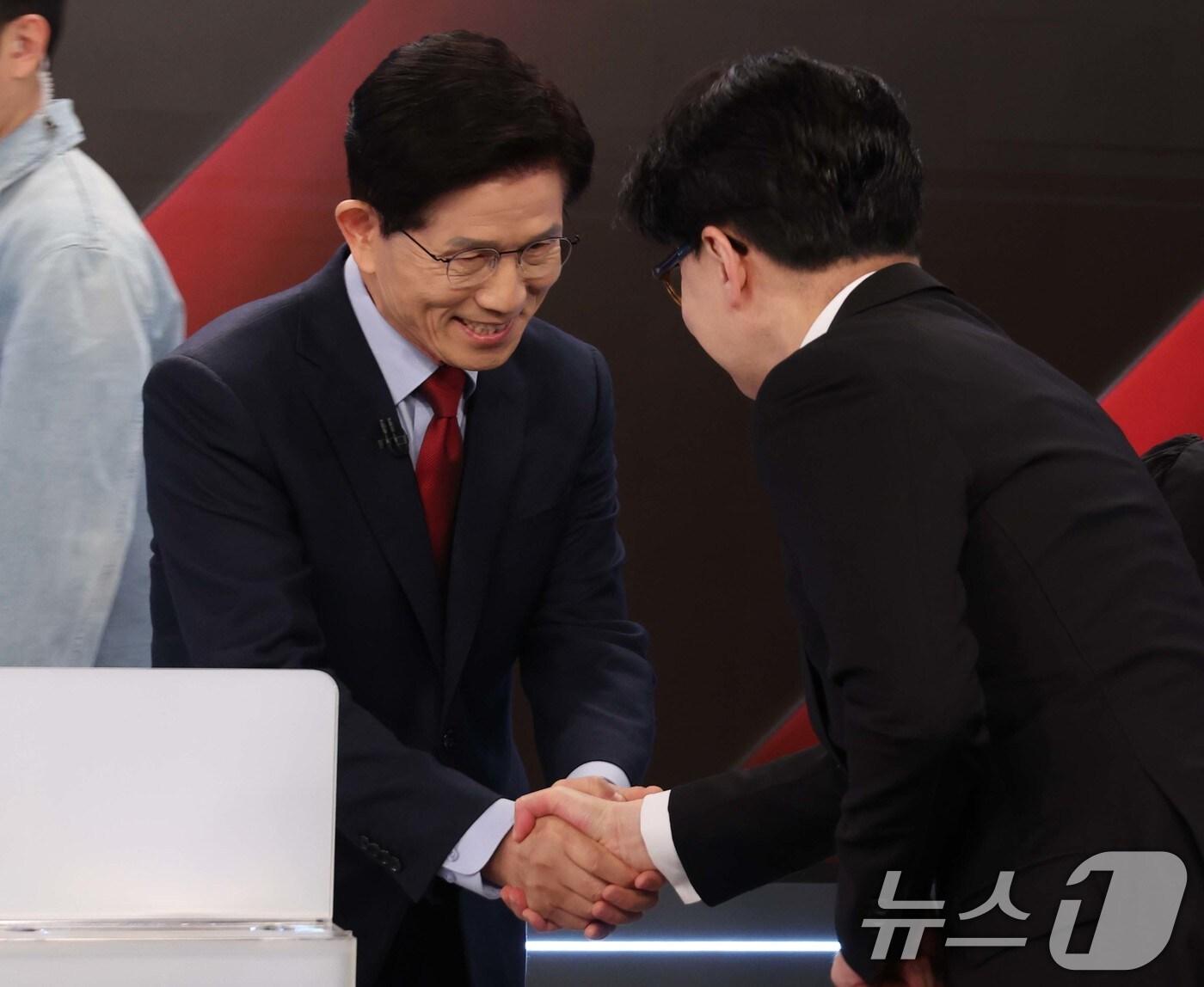 본문 이미지 - 26일 서울 중구 매경미디어센터에서 열린 국민의힘 대통령 선거 제2차 경선 후보자 토론회에서 김문수, 한동훈 후보가 인사를 나누고 있다. 2025.4.26/뉴스1 ⓒ News1 국회사진취재단