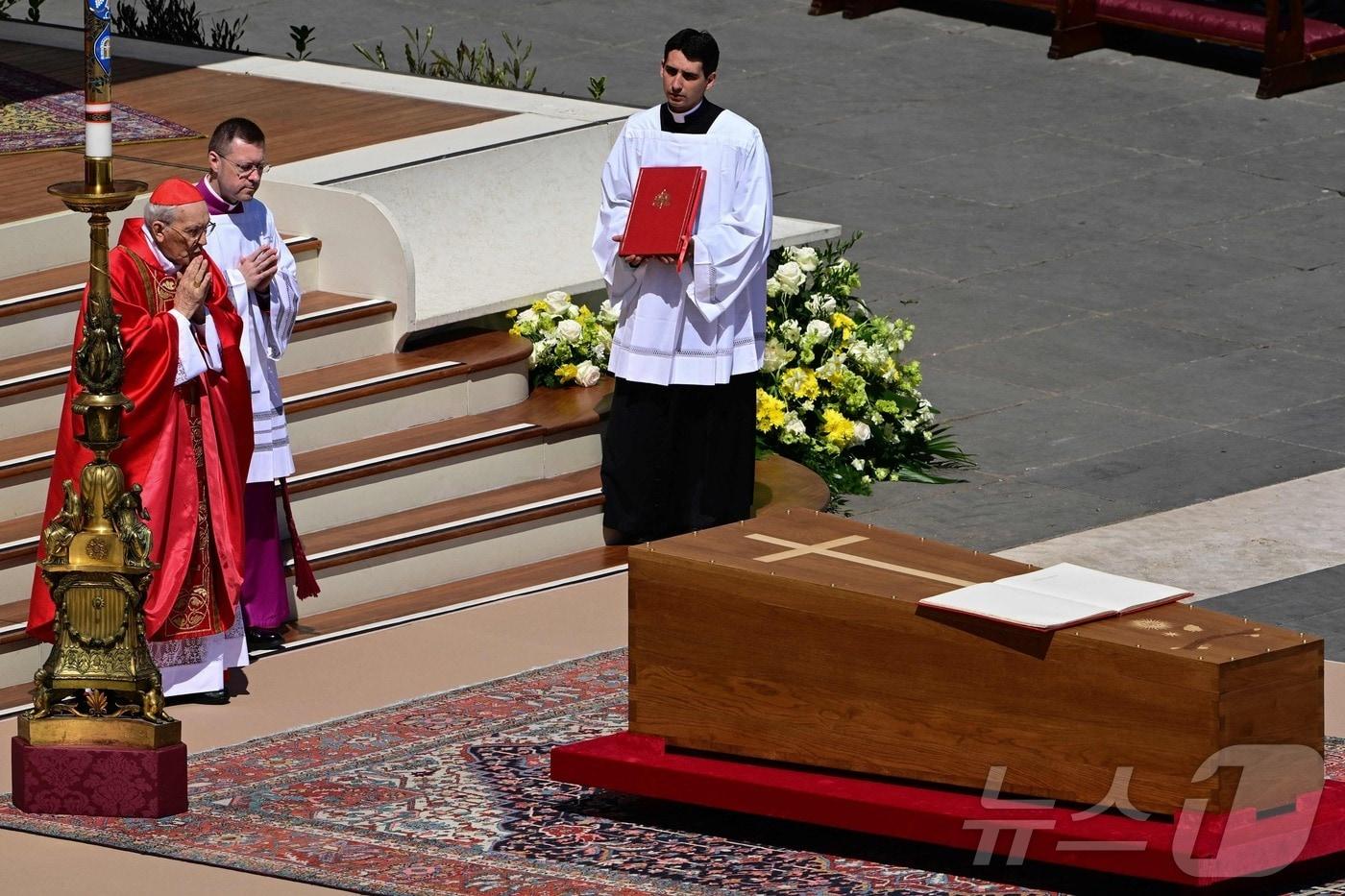 이탈리아 추기경 조반니 바티스타 레 이탈리아 추기경이 26일 오후&#40;현지시간&#41; 바티칸 성 베드로 광장에서 프란치스코 교황의 장례 미사를 집전하고 있다. ⓒ AFP=뉴스1