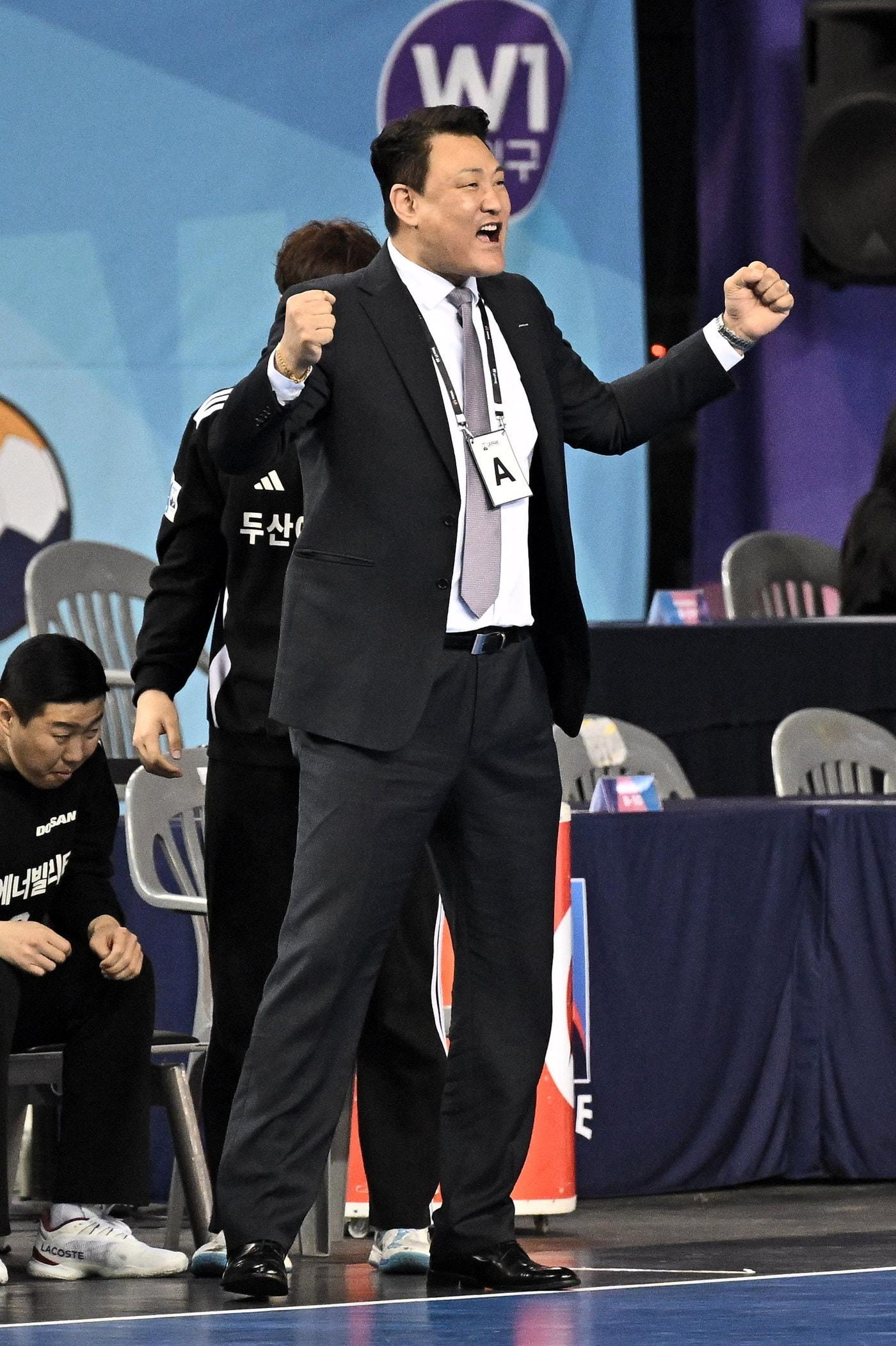 본문 이미지 - 핸드볼 H리그 두산을 이끄는 윤경신 감독(H리그 제공)