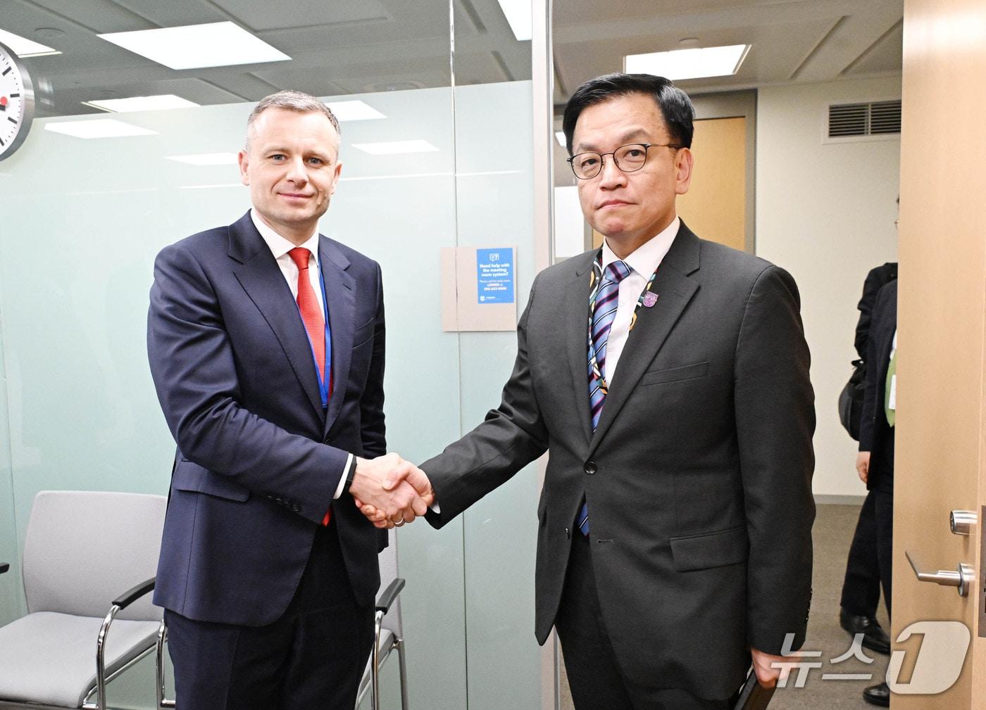 본문 이미지 - 최상목 부총리 겸 기획재정부 장관이 25일&#40;현지시간&#41; 미국 워싱턴 D.C.에 위치한 국제통화기금&#40;IMF&#41;에서 마리 디론 무디스 국가신용등급 글로벌 총괄과 기념사진을 찍고 있다.&#40;기재부 제공&#41;