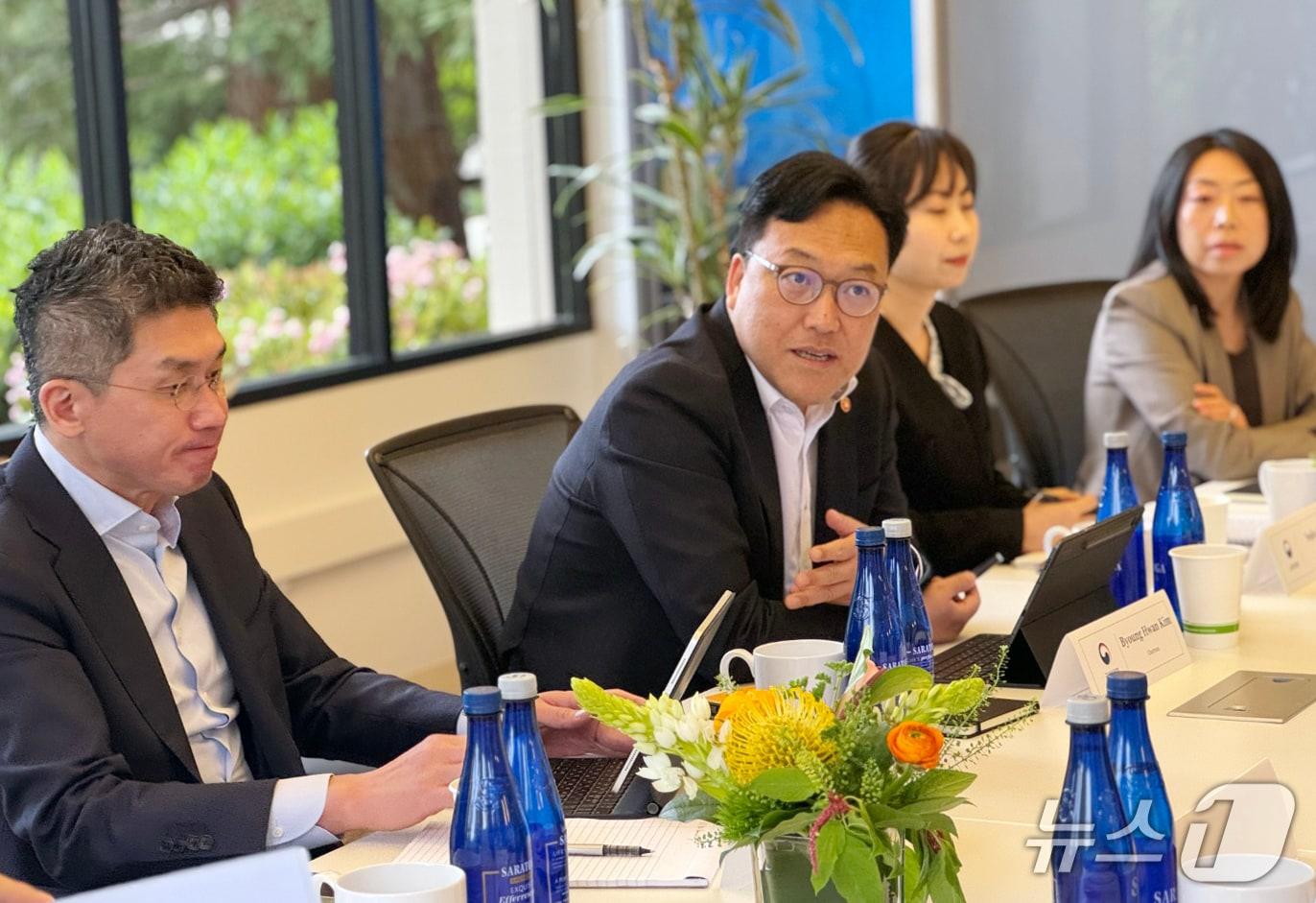 본문 이미지 - 김병환 금융위원장이 24일(현지시간) 미국 샌프란시스코 실리콘밸리에서 열린 VC 간담회에서 국내 혁신기업 육성 및 벤처시장 발전을 위한 정책지원 과제에 대해 논의하고 있다.(금융위 제공)