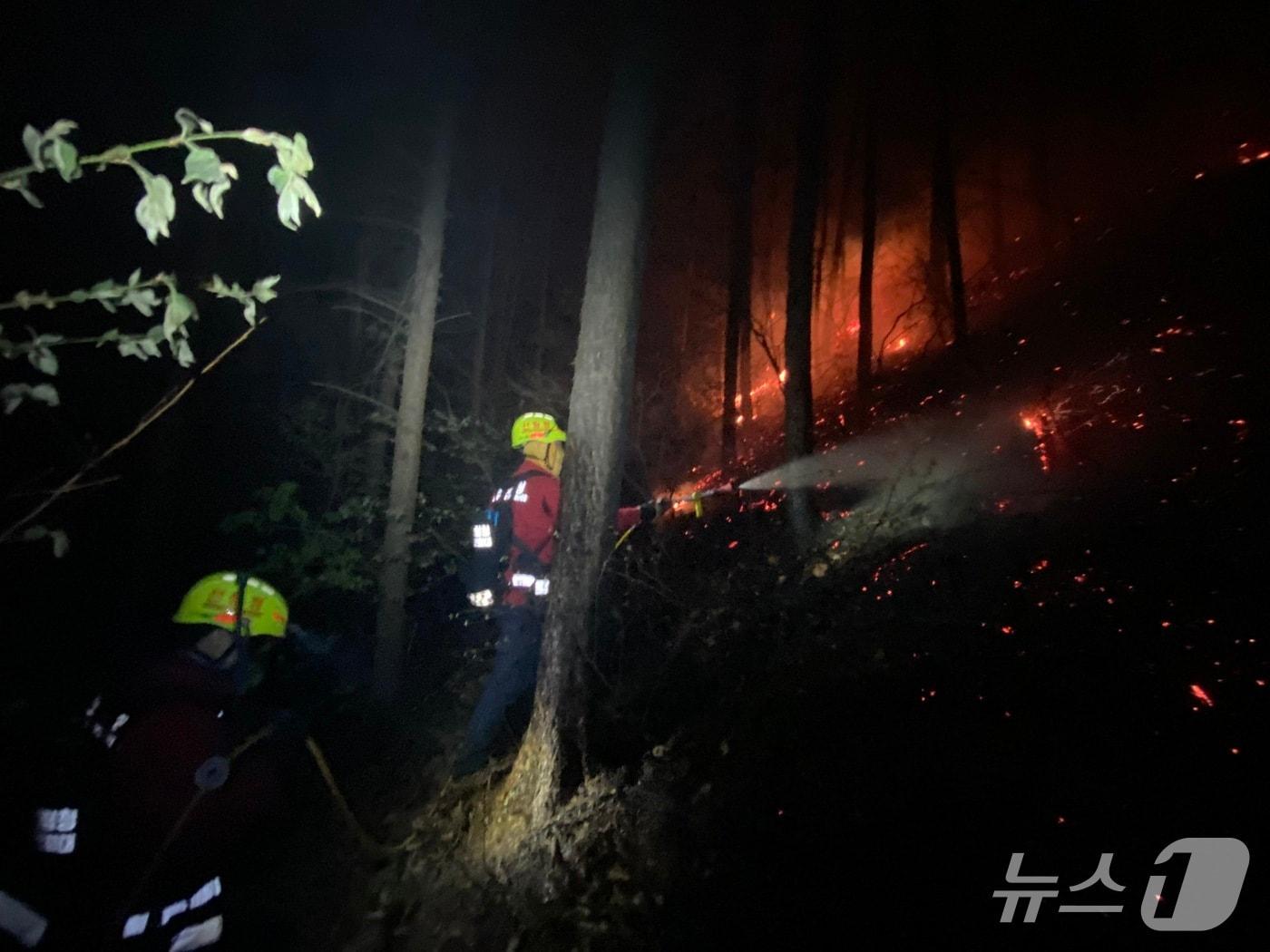 본문 이미지 - 강원 인제 산불 현장에서 진화작업 중인 공중진화대.(산림청 제겅, 재판매 및 DB 금지) 2025.4.27/뉴스1
