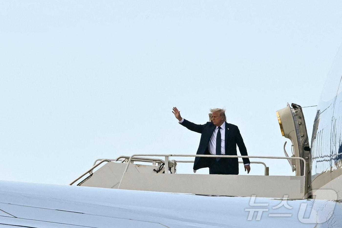 도널드 트럼프 미국 대통령이 26일 (현지시간) 바티칸의 성 베드로 광장에서 열린 프란치스코 교황의 장례 미사를 마친 뒤 레오나르도 다빈치 국제 공항서 전용기를 타고 있다. 2025.04,27 ⓒ AFP=뉴스1 ⓒ News1 우동명 기자