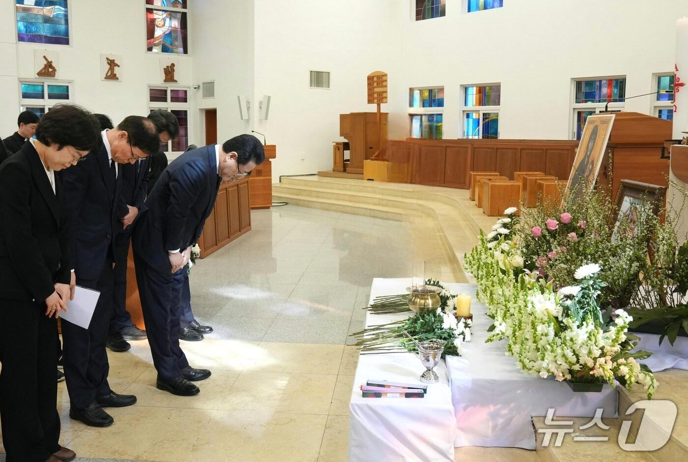 김영록 지사, 프란치스코 교황 분향소 조문.&#40;전남도 제공. 재판매 및 DB금지&#41; 2025.4.27/뉴스1