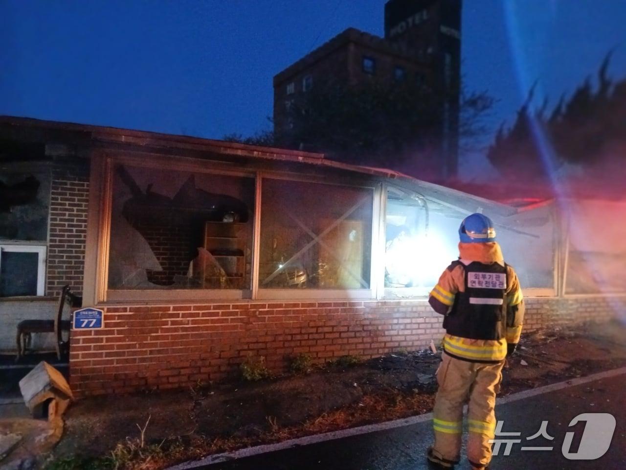본문 이미지 - 27일 오전 4시 14분쯤 인천시 옹진군 영흥도 단독주택에서 화재가 발생했다.(인천소방본부 제공. 재배포 및 DB금지)2025.4.27/뉴스1