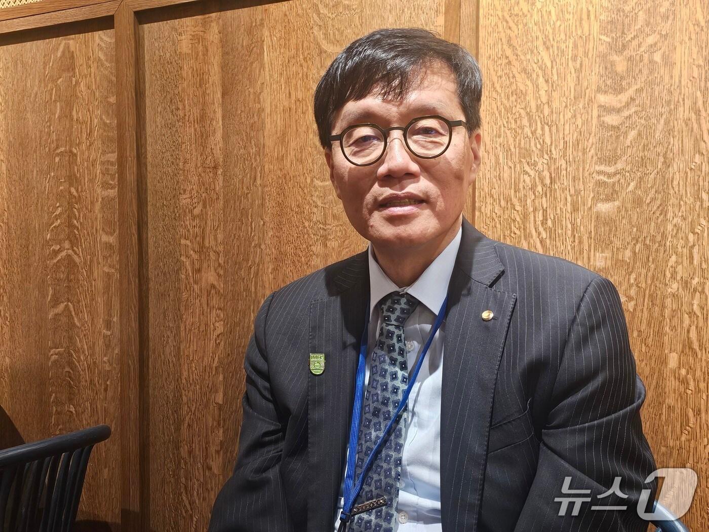 본문 이미지 - 이창용 한국은행 총재가 25일&#40;현지시각&#41; 미국 워싱턴DC 한 식당에서 IMF·세계은행&#40;WB&#41; 연차총회 출장 기자단과 간담회를 하고 있다.&#40;출장기자단&#41;