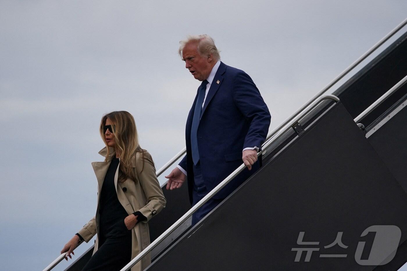 도널드 트럼프 미국 대통령과 부인 멜라니아 여사가 26일 (현지시간) 바티칸의 성 베드로 광장에서 열린 프란치스코 교황의 장례 미사에 참석한 뒤 뉴저지주 뉴어크 국제 공항서 전용기를 내리고 있다. 2025.04,27 ⓒ 로이터=뉴스1 ⓒ News1 우동명 기자