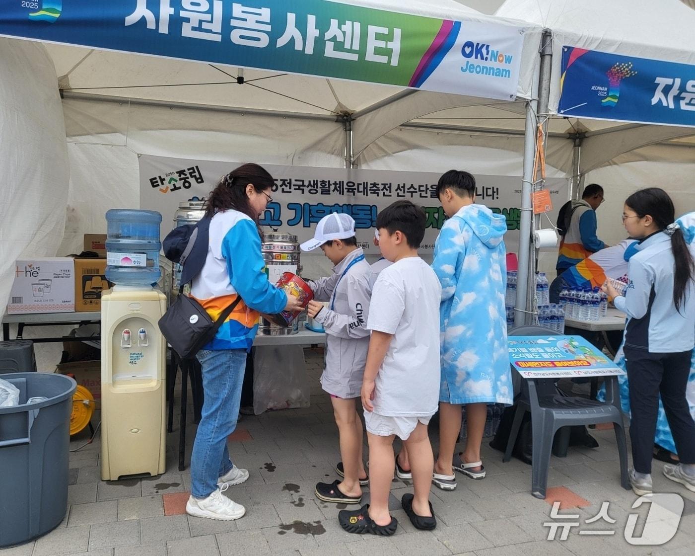 본문 이미지 - 전국생활제육대축전 자원봉사 모습.(전남도 제공. 재판매 및 DB금지) 2025.4.27/뉴스1